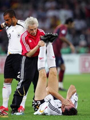 Physiotherapeut Adolf Katzenmeier kümmert sich um den enttäuschten Christoph Metzelder (beide Deutschland) Fußball WM Herren WM 2006, Länderspiel, Nationalteam, Halbfinale, Nationaltrikot, Deutschland Gruppe Dortmund Enttäuschung, Fußball WM Herren WM 2006, Länderspiel, Nationalteam, Halbfinale, Nationaltrikot, Deutschland Gruppe Dortmund Enttäuschung,