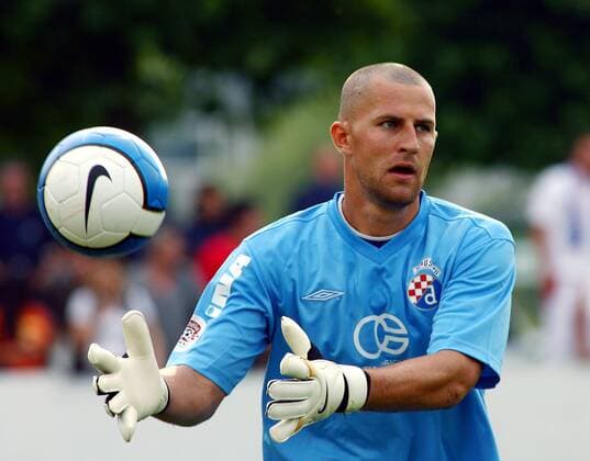 Torwart Ivan Turina (Dynamo Zagreb) fängt den Ball Fußball Herren Saisonvorbereitung 2006 2007, Hrvatska Nogometna, HNL, 1. Kroatische Liga, NK Dinamo Zagreb Einzelbild Test, Testspiel, Vorbereitung Solothurn Fußball Herren Saisonvorbereitung 2006 2007, Hrvatska Nogometna, HNL, 1. Kroatische Liga, NK Dinamo Zagreb Einzelbild Test, Testspiel, Vorbereitung Solothurn