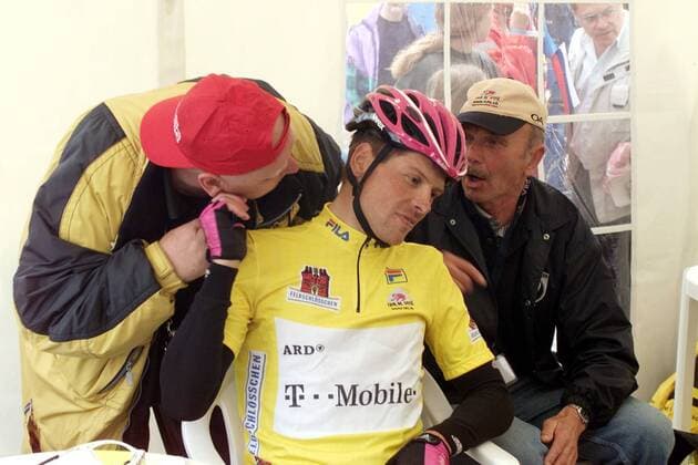 Jan Ullrich (Deutschland T Mobile, Mitte) bekommt von seinem persönlichen Betreuer Rudy Pevenage (Belgien, li.) etwas ins Ohr geflüstert Radsport Herren Tour de Suisse 2004, Straßenradsport, Straße, Rad, Gruppe Aufnahmedatum geschätzt, Radsport Herren Tour de Suisse 2004, Straßenradsport, Straße, Rad, Gruppe Aufnahmedatum geschätzt,