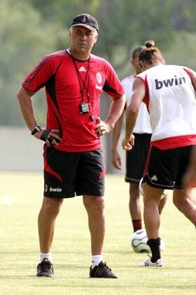 Trainer Carlo Ancelotti (Milan) skeptisch - Fußball Herren Serie A 2006 2007, 1. Italienische Liga, AC Mailand, Vorbereitung, Saisonvorbereitung, Training Gruppe Mailand Skepsis, Nachdenklichkeit, Fußball Herren Serie A 2006 2007, 1. Italienische Liga, AC Mailand, Vorbereitung, Saisonvorbereitung, Training Gruppe Mailand Skepsis, Nachdenklichkeit,