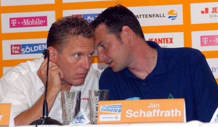 Sportdirektor Jens Heppner (Wiesenhof Akud) im Gespräch mit seinem Kollegen Jan Schaffrath (beide Deutschland Milram) Radsport Herren Vattenfall Cyclassics 2006, Straßenradsport, Straße, Rad, ProTour, PK, Pressetermin Gruppe Hamburg Radsport Herren Vattenfall Cyclassics 2006, Straßenradsport, Straße, Rad, ProTour, PK, Pressetermin Gruppe Hamburg