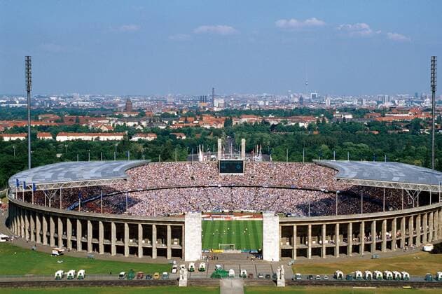 Ausverkauftes Olympiastadion in Berlin während der Bundesligapartie Hertha - HSV 1997 Fußball 1. BL Herren Sportstätten 1997, Saison 1997 1998, Hertha BSC Berlin - Hamburger SV, Luftaufnahme, Hamburg Totale Olympiastadion, Stadtansicht Berlin, Stadt, City, Stadtbild o0 Aufmacher, Weite, Fußball 1. BL Herren Sportstätten 1997, Saison 1997 1998, Hertha BSC Berlin - Hamburger SV, Luftaufnahme, Hamburg Totale Olympiastadion, Stadtansicht Berlin, Stadt, City, Stadtbild o0 Aufmacher, Weite,