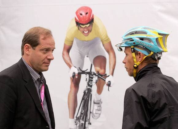 Andrey Kashechkin (Kasachstan Astana) im Gespräch mit Christian Prudhomme (Frankreich), Direktor der Tour de France Radsport Herren Deutschland Tour 2006, Deutschlandtour, Protour, Straßenradsport, Straße, Rad, Gruppe Tourdirektor 1. Etappe: Düsseldorf - Bielefeld Skepsis, Radsport Herren Deutschland Tour 2006, Deutschlandtour, Protour, Straßenradsport, Straße, Rad, Gruppe Tourdirektor 1. Etappe: Düsseldorf - Bielefeld Skepsis,