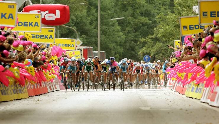 Massenspurt auf der Zielgeraden - unter den Zuschauern dominiert die Farbe Magenta Radsport Herren Deutschlandtour 2006, Tour, ProTour, Straßenradsport, Straße, Rad Totale 4. Etappe: Heidenheim - Bad Tölz Radsport Herren Deutschlandtour 2006, Tour, ProTour, Straßenradsport, Straße, Rad Totale 4. Etappe: Heidenheim - Bad Tölz