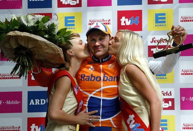 Graeme Brown (Australien Rabobank) bekommt als Etappensieger der 4. Etappe der Deutschlandtour bei der Siegerehrung Küsschen von den Hostessen Radsport Herren Deutschlandtour 2006, Tour, ProTour, Straßenradsport, Straße, Rad Gruppe 4. Etappe: Heidenheim - Bad Tölz Freude, Radsport Herren Deutschlandtour 2006, Tour, ProTour, Straßenradsport, Straße, Rad Gruppe 4. Etappe: Heidenheim - Bad Tölz Freude,
