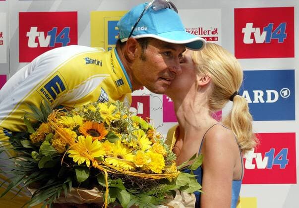 Erik Zabel (Deutschland Milram) mit dem gelben Trikot bei der Siegerehrung zur 4. Etappe der Deutschlandtour Radsport Herren Deutschlandtour 2006, Tour, ProTour, Straßenradsport, Straße, Rad Gruppe 4. Etappe: Heidenheim - Bad Tölz Radsport Herren Deutschlandtour 2006, Tour, ProTour, Straßenradsport, Straße, Rad Gruppe 4. Etappe: Heidenheim - Bad Tölz