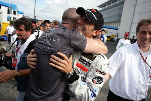 Pedro de la Rosa (Spanien McLaren Mercedes) jubelt mit einem McLaren Mechaniker über den zweiten Platz beim Großen Preis von Ungarn 2006 Motorsport Grand Prix Herren Großer Preis von Ungarn 2006, Formel 1 Weltmeisterschaft, F1, F, GP, WM Gruppe Hungaroring Budapest Freude, Motorsport Grand Prix Herren Großer Preis von Ungarn 2006, Formel 1 Weltmeisterschaft, F1, F, GP, WM Gruppe Hungaroring Budapest Freude,