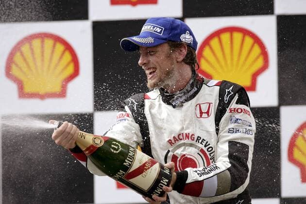 Jenson Button (England Honda) jubelt über den Sieg beim Großen Preis von Ungarn 2006 Motorsport Grand Prix Herren Großer Preis von Ungarn 2006, Formel 1 Weltmeisterschaft, F1, F, GP, WM Einzelbild Hungaroring Budapest Freude, Motorsport Grand Prix Herren Großer Preis von Ungarn 2006, Formel 1 Weltmeisterschaft, F1, F, GP, WM Einzelbild Hungaroring Budapest Freude,