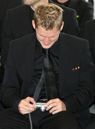 Bastian Schweinsteiger (Deutschland) spielt amüsiert mit seiner Digitalkamera Fußball Herren WM 2006, Verleihung Silbernes Lorbeerblatt, Lorbeer, Silber, Nationalteam, Empfang, Vdig Einzelbild o0 Verbandsanzug Berlin Fußball Herren WM 2006, Verleihung Silbernes Lorbeerblatt, Lorbeer, Silber, Nationalteam, Empfang, Vdig Einzelbild o0 Verbandsanzug Berlin