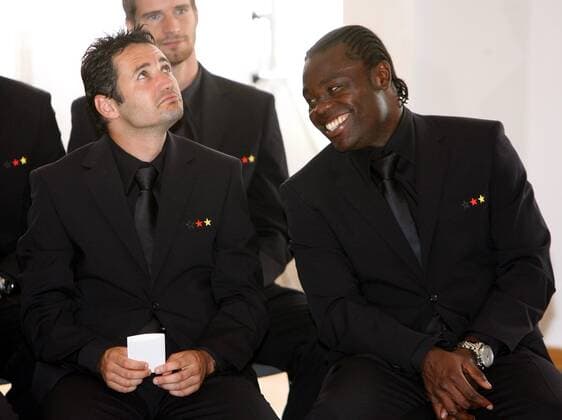 Oliver Neuville (li.) und Gerald Asamoah (beide Deutschland) in schwarzen Strenesse Anzügen Fußball Herren WM 2006, Verleihung Silbernes Lorbeerblatt, Lorbeer, Silber, Nationalteam, Empfang, Vdig Gruppe o0 Verbandsanzug Berlin Fußball Herren WM 2006, Verleihung Silbernes Lorbeerblatt, Lorbeer, Silber, Nationalteam, Empfang, Vdig Gruppe o0 Verbandsanzug Berlin