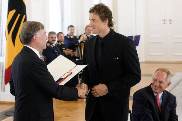 Bundespräsident Dr. Horst Köhler (li.) überreicht Torwart Jens Lehmann (Mitte) im Beisein von Bundesinnenminister Dr. Wolfgang Schäuble (CDU alle Deutschland) das Silberne Lorbeerblatt samt Urkunde Fußball Herren WM 2006, Verleihung Silbernes Lorbeerblatt, Lorbeer, Silber, Nationalteam, Empfang, Sportlerehrung Gruppe Regierung, shake hands, shakehands Berlin, Torhüter, Keeper Fußball Herren WM 2006, Verleihung Silbernes Lorbeerblatt, Lorbeer, Silber, Nationalteam, Empfang, Sportlerehrung Gruppe Regierung, shake hands, shakehands Berlin, Torhüter, Keeper