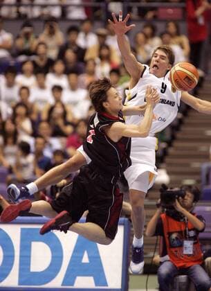 Steffen Hamann (Deutschland, re.) gegen Kei Igarashi (Japan) Basketball WM Herren WM 2006, Länderspiel, Nationalteam, Nationaltrikot, Gruppe B, Deutschland - Japan 81:70, Vdig Gruppe Hiroshima Dynamik, Basketball WM Herren WM 2006, Länderspiel, Nationalteam, Nationaltrikot, Gruppe B, Deutschland - Japan 81:70, Vdig Gruppe Hiroshima Dynamik,