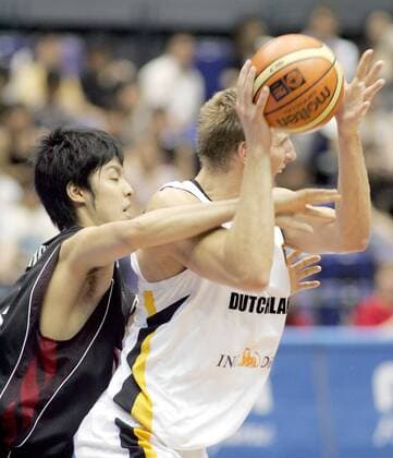Dirk Nowitzki (Deutschland, re.) wird von Joji Takeuchi (Japan) hart angegangen Basketball WM Herren WM 2006, Länderspiel, Nationalteam, Nationaltrikot, Gruppe B, Deutschland - Japan 81:70, Vdig Gruppe Hiroshima Dynamik, Kampf, Basketball WM Herren WM 2006, Länderspiel, Nationalteam, Nationaltrikot, Gruppe B, Deutschland - Japan 81:70, Vdig Gruppe Hiroshima Dynamik, Kampf,