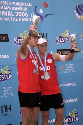 Vizeeuropameister Jochem de Gruijter (li.) und Gijs Ronnes (beide Niederlande) präsentieren stolz ihre Pokale auf der Siegerehrung des Nestea European Championship Final 2006 Beachvolleyball EM Herren Nestea European Championship Final 2006, Finale, Tour, Beach, Gruppe Den Haag Freude, Beachvolleyball EM Herren Nestea European Championship Final 2006, Finale, Tour, Beach, Gruppe Den Haag Freude,