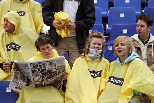 Ich will ein Kind von Bohlen ! ... Weibliche Beachvolleyballfans trotzen mit Regenjacken vom Sponsor smart dem schlechten Wetter - Dabei hilft auch das Lesen der BILD Zeitung Beachvolleyball LM Damen Deutsche Meisterschaft 2006, DM, Landesmeisterschaft, Beach, Industrie, Automobilindustrie, Gruppe Timmendorfer Strand, Timmendorf, Werbepartner, Werbung, Wirtschaft Beachvolleyball LM Damen Deutsche Meisterschaft 2006, DM, Landesmeisterschaft, Beach, Industrie, Automobilindustrie, Gruppe Timmendorfer Strand, Timmendorf, Werbepartner, Werbung, Wirtschaft