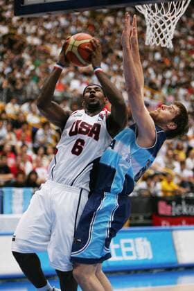 LeBron James (USA, li.) gegen Andres Nocioni (Argentinien) - (aflo1046) Basketball WM Herren WM 2006, Länderspiel, Nationalmannschaft, Nationalteam, Nationaltrikot, Spiel um Platz 3, drei Gruppe Saitama Dynamik, Basketball WM Herren WM 2006, Länderspiel, Nationalmannschaft, Nationalteam, Nationaltrikot, Spiel um Platz 3, drei Gruppe Saitama Dynamik,