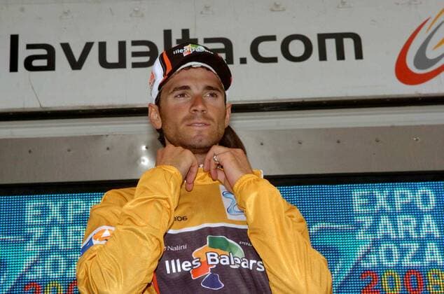 Alejandro Valverde (Spanien Caisse d Epargne - Illes Balears) nach der 12. Etappe der Vuelta a Espana von Aranda de Duero nach Guadalajara im goldenen Trikot des Spitzenreiters - Radsport Herren Vuelta a Espana 2006, Spanienrundfahrt, ProTour, Straßenradsport, Straße, Rad Einzelbild 12. Etappe: Aranda de Duero - Guadalajara Radsport Herren Vuelta a Espana 2006, Spanienrundfahrt, ProTour, Straßenradsport, Straße, Rad Einzelbild 12. Etappe: Aranda de Duero - Guadalajara
