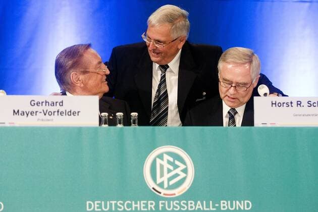 Der von nun an alleinige DFB Präsident Dr. Theo Zwanziger (Mitte) begrüßt seinen Vorgänger Gerhard Mayer Vorfelder (li.) und DFB Generalsekretär Horst R. Schmidt (alle Deutschland) während des Außerordentlichen DFB Bundestages in Frankfurt Fußball Herren Außerordentlicher DFB Bundestag 2006, Versammlung, Tagung, Konferenz, Sitzung, Deutscher Fußballbund Gruppe Frankfurt M. Fußball Herren Außerordentlicher DFB Bundestag 2006, Versammlung, Tagung, Konferenz, Sitzung, Deutscher Fußballbund Gruppe Frankfurt M.
