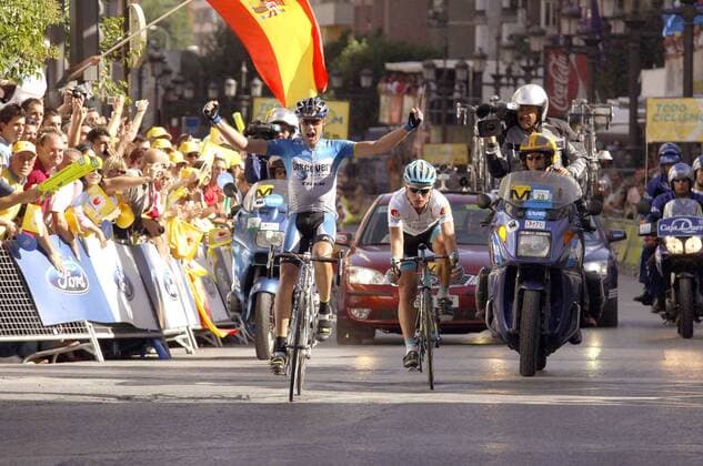 Tom Danielson (USA Discovery Channel) gewinnt vor Alexandre Vinokourov (Kasachstan Astana) die 17. Etappe der Vuelta a Espana von Adra nach Granada - Radsport Herren Vuelta a Espana 2006, Spanienrundfahrt, ProTour, Straßenradsport, Straße, Rad Einzelbild Motorradkamera, Begleitfahrzeug, Kamera 17. Etappe: Adra - Granada Freude Radsport Herren Vuelta a Espana 2006, Spanienrundfahrt, ProTour, Straßenradsport, Straße, Rad Einzelbild Motorradkamera, Begleitfahrzeug, Kamera 17. Etappe: Adra - Granada Freude