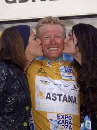 Alexandre Vinokourov (Kasachstan Astana) im goldenen Trikot bei der Siegerehrung der 17. Etappe der Vuelta a Espana 2006 von Adra nach Granada - Radsport Herren Vuelta a Espana 2006, Spanienrundfahrt, ProTour, Straßenradsport, Straße, Rad Gruppe Gesamtführung, Gesamtführender, 17. Etappe: Adra - Granada Freude, Radsport Herren Vuelta a Espana 2006, Spanienrundfahrt, ProTour, Straßenradsport, Straße, Rad Gruppe Gesamtführung, Gesamtführender, 17. Etappe: Adra - Granada Freude,
