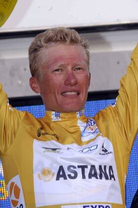 Alexandre Vinokourov (Kasachstan Astana) im goldenen Trikot bei der Siegerehrung der 17. Etappe der Vuelta a Espana 2006 von Adra nach Granada - Radsport Herren Vuelta a Espana 2006, Spanienrundfahrt, ProTour, Straßenradsport, Straße, Rad Einzelbild Gesamtführung, Gesamtführender, 17. Etappe: Adra - Granada Radsport Herren Vuelta a Espana 2006, Spanienrundfahrt, ProTour, Straßenradsport, Straße, Rad Einzelbild Gesamtführung, Gesamtführender, 17. Etappe: Adra - Granada