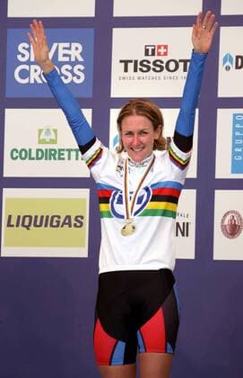 Weltmeisterin Kristin Armstrong (USA) bejubelt ihren Sieg beim Zeitfahren der Weltmeisterschaft 2006 in Salzburg Radsport WM Damen Weltmeisterschaft 2006, Straßenradsport, Straße, Rad, Einzelzeitfahren, Zeitfahren Einzelbild Salzburg Freude, Radsport WM Damen Weltmeisterschaft 2006, Straßenradsport, Straße, Rad, Einzelzeitfahren, Zeitfahren Einzelbild Salzburg Freude,