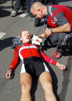 Trixi Worrack (Deutschland) liegt völlig erschöpft am Boden und bekommt von einem Betreuer eine Trinkflasche gereicht Radsport WM Damen Weltmeisterschaft 2006, Straßenradsport, Straße, Rad, Einzelzeitfahren, Zeitfahren Gruppe Salzburg Erschöpfung, Radsport WM Damen Weltmeisterschaft 2006, Straßenradsport, Straße, Rad, Einzelzeitfahren, Zeitfahren Gruppe Salzburg Erschöpfung,