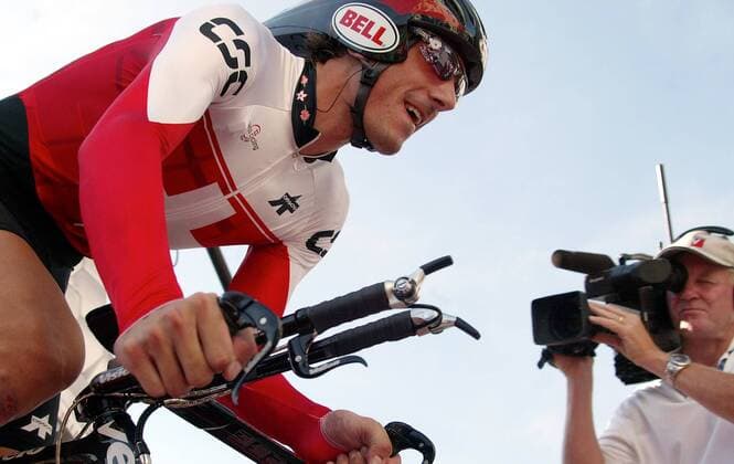 Fabian Cancellara (Schweiz) wird von einem Kameramann gefilmt Radsport WM Herren Weltmeisterschaft 2006, Straßenradsport, Straße, Rad, Einzelzeitfahren, Zeitfahren Gruppe Salzburg Radsport WM Herren Weltmeisterschaft 2006, Straßenradsport, Straße, Rad, Einzelzeitfahren, Zeitfahren Gruppe Salzburg