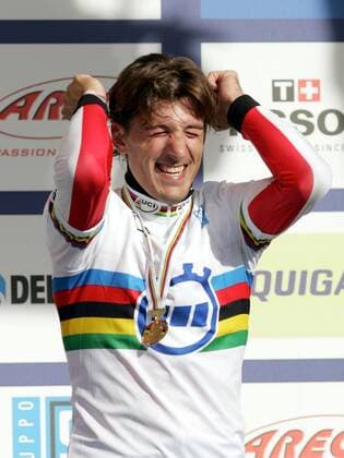 Weltmeister Fabian Cancellara (Schweiz) bejubelt seinen Sieg beim Zeitfahren der Weltmeisterschaft 2006 in Salzburg Radsport WM Herren Weltmeisterschaft 2006, Straßenradsport, Straße, Rad, Einzelzeitfahren, Zeitfahren Einzelbild Salzburg Freude, Begeisterung, Radsport WM Herren Weltmeisterschaft 2006, Straßenradsport, Straße, Rad, Einzelzeitfahren, Zeitfahren Einzelbild Salzburg Freude, Begeisterung,