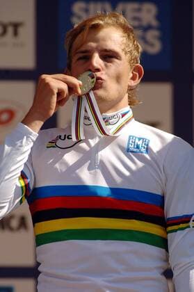 U23 Straßen Weltmeister Gerald Ciolek (Deutschland) küßt auf der Siegerehrung seine Medaille Radsport WM Herren U23 WM 2006, Straßenradsport 2006, U 23, Straße, Rad, Nationaltrikot, Nachwuchs, Junioren, Vdig Einzelbild Salzburg Freude, Radsport WM Herren U23 WM 2006, Straßenradsport 2006, U 23, Straße, Rad, Nationaltrikot, Nachwuchs, Junioren, Vdig Einzelbild Salzburg Freude,