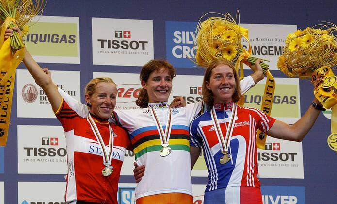 Siegerehrung Rad WM 2006: Weltmeisterin Marianne Vos (Niederlande, Mitte) zwischen der zweitplazierten Trixi Worrack (Deutschland, li.) und der dritten Nicole Cooke (Großbritannien) Radsport WM Damen Weltmeisterschaft 2006, Straßenradsport, Straße, Rad, Gruppe Salzburg Freude, Radsport WM Damen Weltmeisterschaft 2006, Straßenradsport, Straße, Rad, Gruppe Salzburg Freude,