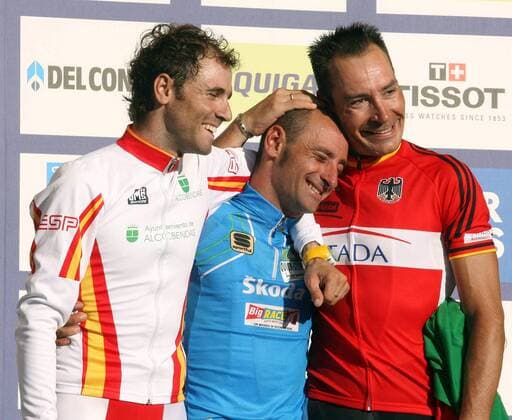 Paolo Bettini (Italien Quick Step Innergetic, Mitte) ist Weltmeister 2006 und wird vom Zweiten Erik Zabel (Deutschland Milram, re.) und Dritten Alejandro Valverde (Caisse d Epargne - Illes Balears) beglückwünscht Radsport WM Herren Weltmeisterschaft 2006, Straßenradsport, Straße, Rad, Nationaltrikot Gruppe Salzburg Glück, Freude, Kameradschaft Radsport WM Herren Weltmeisterschaft 2006, Straßenradsport, Straße, Rad, Nationaltrikot Gruppe Salzburg Glück, Freude, Kameradschaft