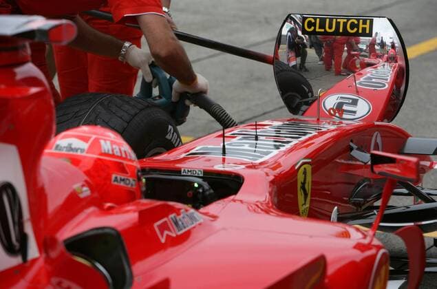 Michael Schumacher (Deutschland Ferrari) sieht sich gespiegelt in einem Lollipop Motorsport Grand Prix Herren Großer Preis von Japan 2006, Formel 1 Weltmeisterschaft, F1, F, GP, WM, Freies Training Einzelbild Suzuka Motorsport Grand Prix Herren Großer Preis von Japan 2006, Formel 1 Weltmeisterschaft, F1, F, GP, WM, Freies Training Einzelbild Suzuka