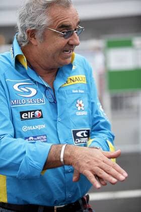 Teamchef Flavio Briatore (Italien Renault) gestikuliert aufgeregt Motorsport Grand Prix Herren Großer Preis von Japan 2006, Formel 1 Weltmeisterschaft, F1, F, GP, WM, Freies Training Einzelbild Suzuka Motorsport Grand Prix Herren Großer Preis von Japan 2006, Formel 1 Weltmeisterschaft, F1, F, GP, WM, Freies Training Einzelbild Suzuka