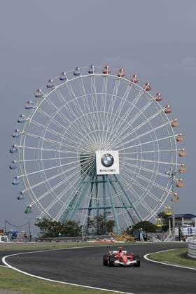 Michael Schumacher (Deutschland Ferrari) in seinem Boliden vor dem Riesenrad in Suzuka 2006 Motorsport Grand Prix Herren Großer Preis von Japan 2006, Formel 1 Weltmeisterschaft, F1, F, GP, WM, Freies Training Totale Suzuka Motorsport Grand Prix Herren Großer Preis von Japan 2006, Formel 1 Weltmeisterschaft, F1, F, GP, WM, Freies Training Totale Suzuka