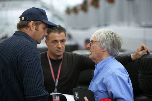 F1 Chef Bernie Ecclestone (England, re.) im Gespräch mit Teamanteilseigner Gerhard Berger (Österreich Toro Rosso Cosworth, li.) und DTM Pilot Jean Alesi (Frankreich Mercedes) Motorsport Grand Prix Herren Großer Preis von Japan 2006, Formel 1 Weltmeisterschaft, F1, F, GP, WM, Freies Training Gruppe Suzuka Motorsport Grand Prix Herren Großer Preis von Japan 2006, Formel 1 Weltmeisterschaft, F1, F, GP, WM, Freies Training Gruppe Suzuka