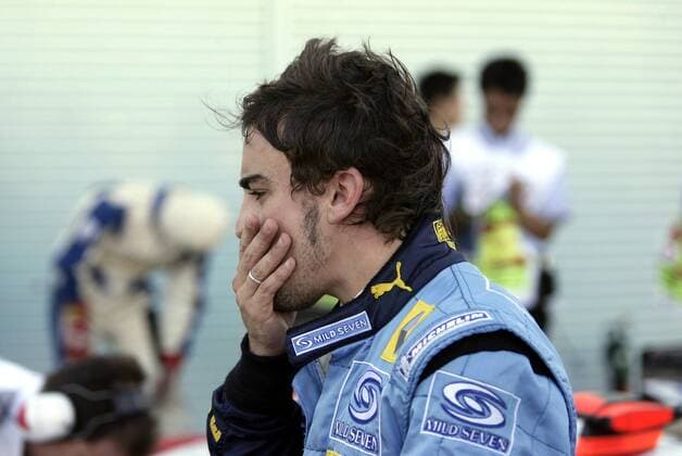 Fernando Alonso (Spanien Renault) ratlos Motorsport Grand Prix Herren Großer Preis von Japan 2006, Formel 1 Weltmeisterschaft, F1, F, GP, WM, Qualifying Einzelbild Suzuka Enttäuschung, Nachdenklichkeit, Motorsport Grand Prix Herren Großer Preis von Japan 2006, Formel 1 Weltmeisterschaft, F1, F, GP, WM, Qualifying Einzelbild Suzuka Enttäuschung, Nachdenklichkeit,