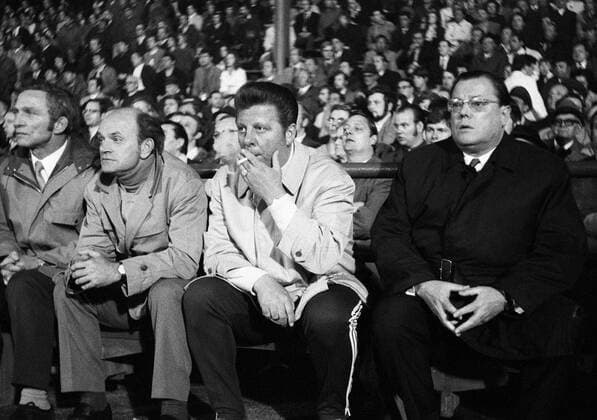 Fußball, Trainerhistorie, Rot-Weiß Oberhausen Bank Oberhausen v.li.: Obmann Fredi Lauten, die Trainer Alfred Preissler und Günter Brocker und Präsident Peter Maaßen Fußball 1. BL Herren DFB Pokal 1970 1971, Pokalspiel, Rot Weiß Oberhausen, RWO, RW, Viertelfinale, Vneg, Vsw Gruppe Gelsenkirchen Fußball 1. BL Herren DFB Pokal 1970 1971, Pokalspiel, Rot Weiß Oberhausen, RWO, RW, Viertelfinale, Vneg, Vsw Gruppe Gelsenkirchen