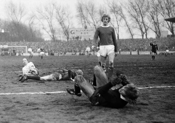 Allein Klaus Fichtel (hi.re.) behält die Übersicht, Torwart Norbert Nigbur (vorn), Rolf Rüssmann (2.v.li., alle Schalke) und Uwe Seeler (HSV) am Boden Fußball 1. BL Herren Saison 1971 1972, FC Schalke 04 - Hamburger SV 3:0, Hamburg, Vneg, Vsw Gruppe Gelsenkirchen Fußball 1. BL Herren Saison 1971 1972, FC Schalke 04 - Hamburger SV 3:0, Hamburg, Vneg, Vsw Gruppe Gelsenkirchen