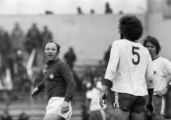 Uwe Seeler (li., HSV) - Schulterblick auf Uwe Kliemann (Oberhausen) Fußball 1. BL Herren Saison 1971 1972, Rot Weiß Oberhausen - Hamburger SV 1:0, Hamburg, RWO, RW, Vneg, Vsw Gruppe Oberhausen Fußball 1. BL Herren Saison 1971 1972, Rot Weiß Oberhausen - Hamburger SV 1:0, Hamburg, RWO, RW, Vneg, Vsw Gruppe Oberhausen