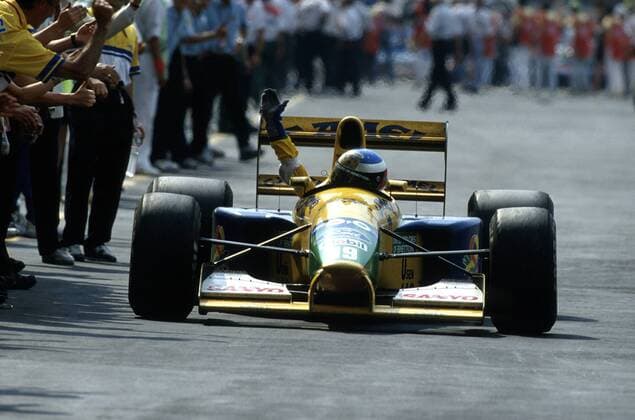 Michael Schumacher (Deutschland Benetton Ford) jubelt nach dem GP von Mexiko 1992 seinen Mechanikern zu Motorsport Grand Prix Herren Großer Preis von Mexiko 1992, Formel 1 Weltmeisterschaft, F1, F, GP, WM Einzelbild Mexiko Stadt, City Freude, Motorsport Grand Prix Herren Großer Preis von Mexiko 1992, Formel 1 Weltmeisterschaft, F1, F, GP, WM Einzelbild Mexiko Stadt, City Freude,