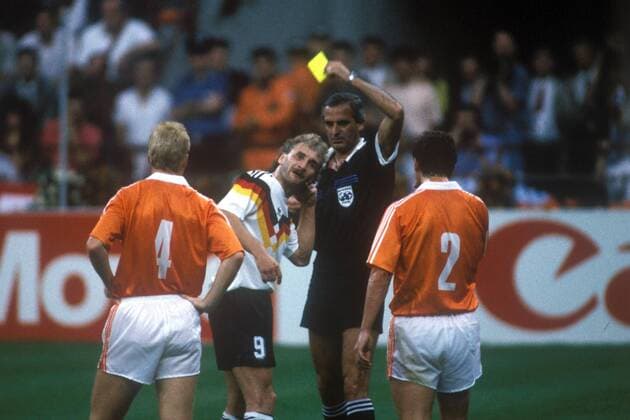 FIFA Schiedsrichter Juan Carlos Loustau (Argentinien) zeigt Rudi Völler (BR Deutschland, 2.v.li.) die Gelbe Karte obwohl dieser auf die Spuckattacke hinweist, daneben schauen Ronald Koeman (li.) und Berry van Aerle (alle Niederlande) zu Fußball Länderspiel Herren WM 1990, Nationalmannschaft, Nationaltrikot, Achtelfinale, BRD, Holland 2:1 Gruppe Mailand Wut, Enttäuschung, Fußball Länderspiel Herren WM 1990, Nationalmannschaft, Nationaltrikot, Achtelfinale, BRD, Holland 2:1 Gruppe Mailand Wut, Enttäuschung,
