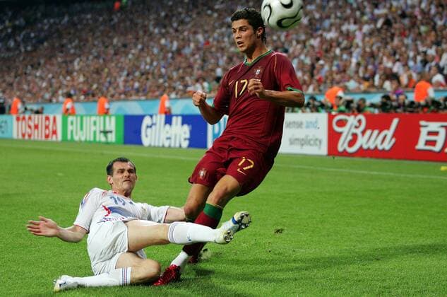 Cristiano Ronaldo (re., Portugal) gegen Willy Sagnol (Frankreich) - (pan15075) Fußball Länderspiel Herren WM 2006, Nationalteam, Nationaltrikot, Frankreich - Portugal 1:0, Halbfinale, Vdig Gruppe München Dynamik, Fußball Länderspiel Herren WM 2006, Nationalteam, Nationaltrikot, Frankreich - Portugal 1:0, Halbfinale, Vdig Gruppe München Dynamik,