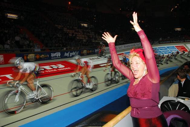 Schauspielerin Veronika von Quast (Deutschland) jubelt den Rennfahrern beim Münchner Sechstagerennen 2006 zu Radsport Herren 43. Münchner 6 Tage Rennen 2006, Sechstagerennen, Sechs, Sechstage, Six Days, Sixdays, Halle, Indoor Totale München Freude, Begeisterung, Radsport Herren 43. Münchner 6 Tage Rennen 2006, Sechstagerennen, Sechs, Sechstage, Six Days, Sixdays, Halle, Indoor Totale München Freude, Begeisterung,