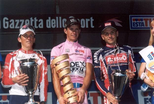 Siegerehrung Giro d Italia 2002: Gesamtsieger Paolo Savoldelli (Italien Index Alexia) zwischen Pietro Caucchioli (re., beide Italien Alessio) und Tyler Hamilton (USA CSC Tiscali) - Radsport Herren 85. Giro dItalia 2002, d Italia, Straßenradsport, Straße, Rad, Vneg Gruppe 20. Etappe: Cantu - Mailand Freude, Radsport Herren 85. Giro dItalia 2002, d Italia, Straßenradsport, Straße, Rad, Vneg Gruppe 20. Etappe: Cantu - Mailand Freude,