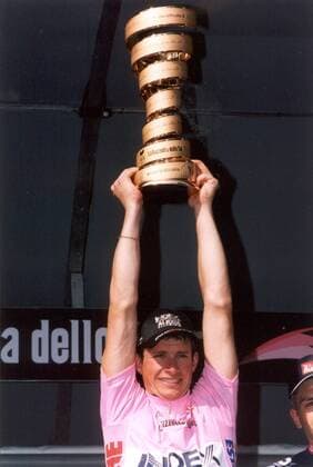 Siegerehrung Giro d Italia 2002: Gesamtsieger Paolo Savoldelli (Italien Index Alexia) mit der Trophäe - Radsport Herren 85. Giro dItalia 2002, d Italia, Straßenradsport, Straße, Rad, Vneg Einzelbild 20. Etappe: Cantu - Mailand Freude, Begeisterung, Radsport Herren 85. Giro dItalia 2002, d Italia, Straßenradsport, Straße, Rad, Vneg Einzelbild 20. Etappe: Cantu - Mailand Freude, Begeisterung,
