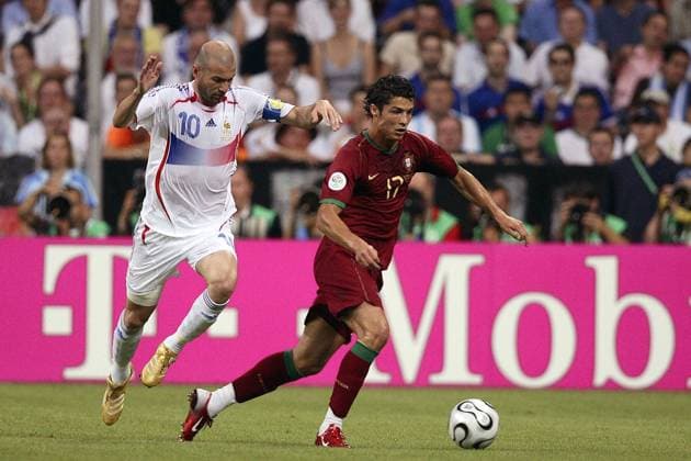 Cristiano Ronaldo (Portugal, re.) gegen Zinedine Zidane (Frankreich) Fußball WM Herren WM 2006, Länderspiel, Nationalteam, Nationaltrikot, Halbfinale Gruppe Portugal - Frankreich 0:1 München Dynamik, Fußball WM Herren WM 2006, Länderspiel, Nationalteam, Nationaltrikot, Halbfinale Gruppe Portugal - Frankreich 0:1 München Dynamik,