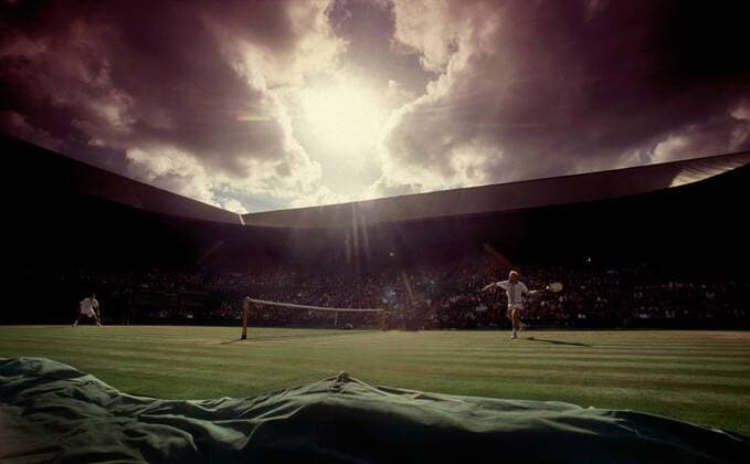Wimbledon 1998 - Die Sonne durchbricht die dichte Wolkendecke beim Halbfinale zwischen Pete Sampras (USA, li.) und Boris Becker (Deutschland) - Tennis Herren All England Championships 1998, ATP Tour, Grand Slam, Rasen, Rasenplatz, Rasentennis, Rasenturnier Totale Wimbledon London Tennis Herren All England Championships 1998, ATP Tour, Grand Slam, Rasen, Rasenplatz, Rasentennis, Rasenturnier Totale Wimbledon London