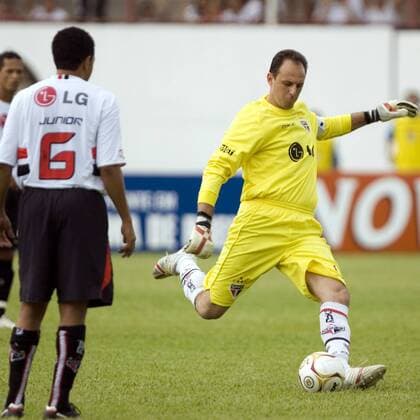 Torwart Rogerio Ceni (FC Sao Paulo) zieht beim Freistoß ab - Fußball Herren Campeonato Paulista 2006, Regionalmeisterschaft, Serie A, 1. Brasilianische Liga, FC Sao Paulo Gruppe Ituano Dynamik, Fußball Herren Campeonato Paulista 2006, Regionalmeisterschaft, Serie A, 1. Brasilianische Liga, FC Sao Paulo Gruppe Ituano Dynamik,