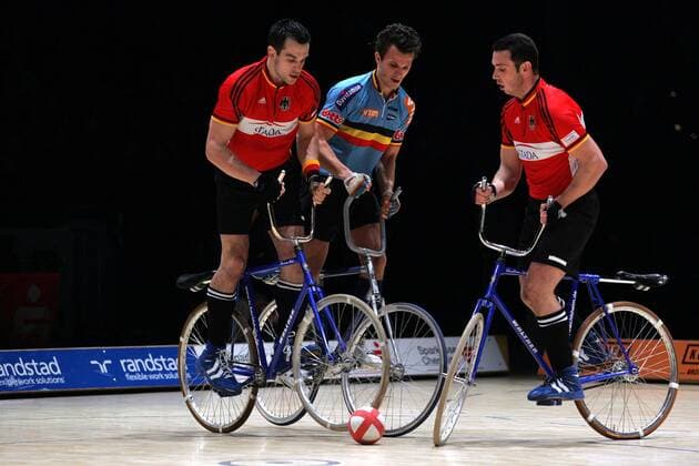 Thomas Abel (li.) und Christian Heß (Deutschland, re.) gegen Christoph Baudu Rik Deuvaert (Belgien) Radsport WM Herren Weltmeisterschaft 2006, Länderspiel, Nationalteam, Nationaltrikot, Radball, Hallenradsport, Halle Gruppe Chemnitz Radsport WM Herren Weltmeisterschaft 2006, Länderspiel, Nationalteam, Nationaltrikot, Radball, Hallenradsport, Halle Gruppe Chemnitz